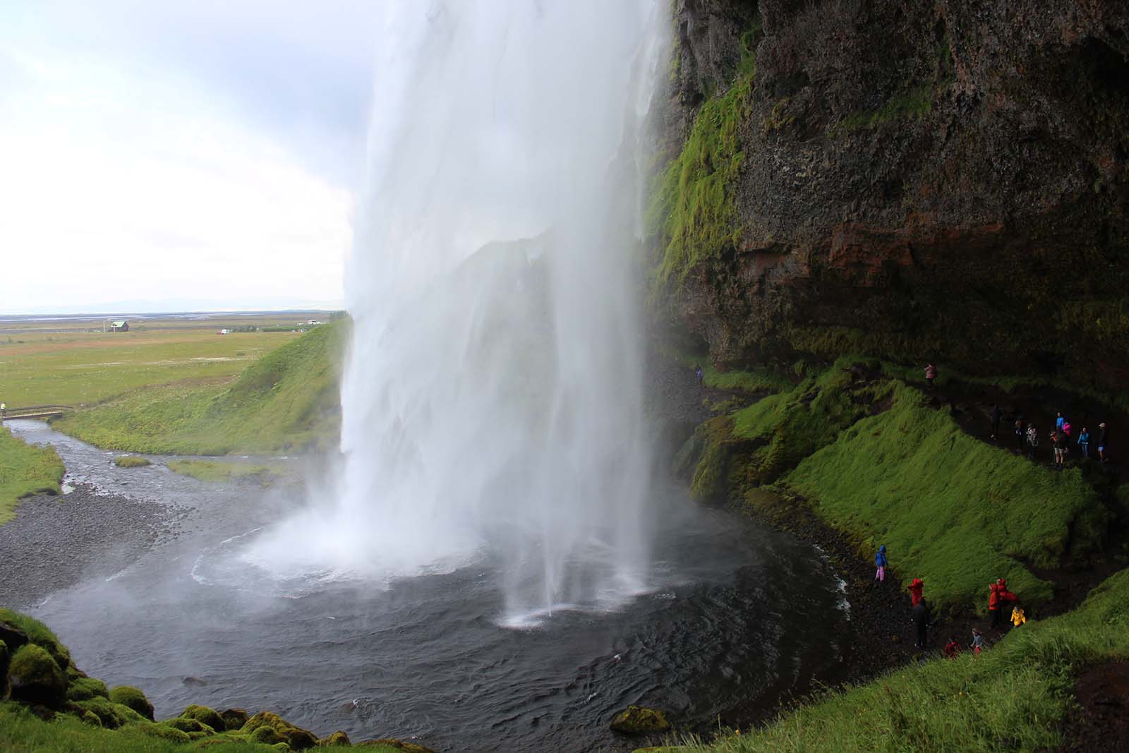 la potenza dell'acqua della cascata Seljalandsfoss in Islanda - blog di viaggi