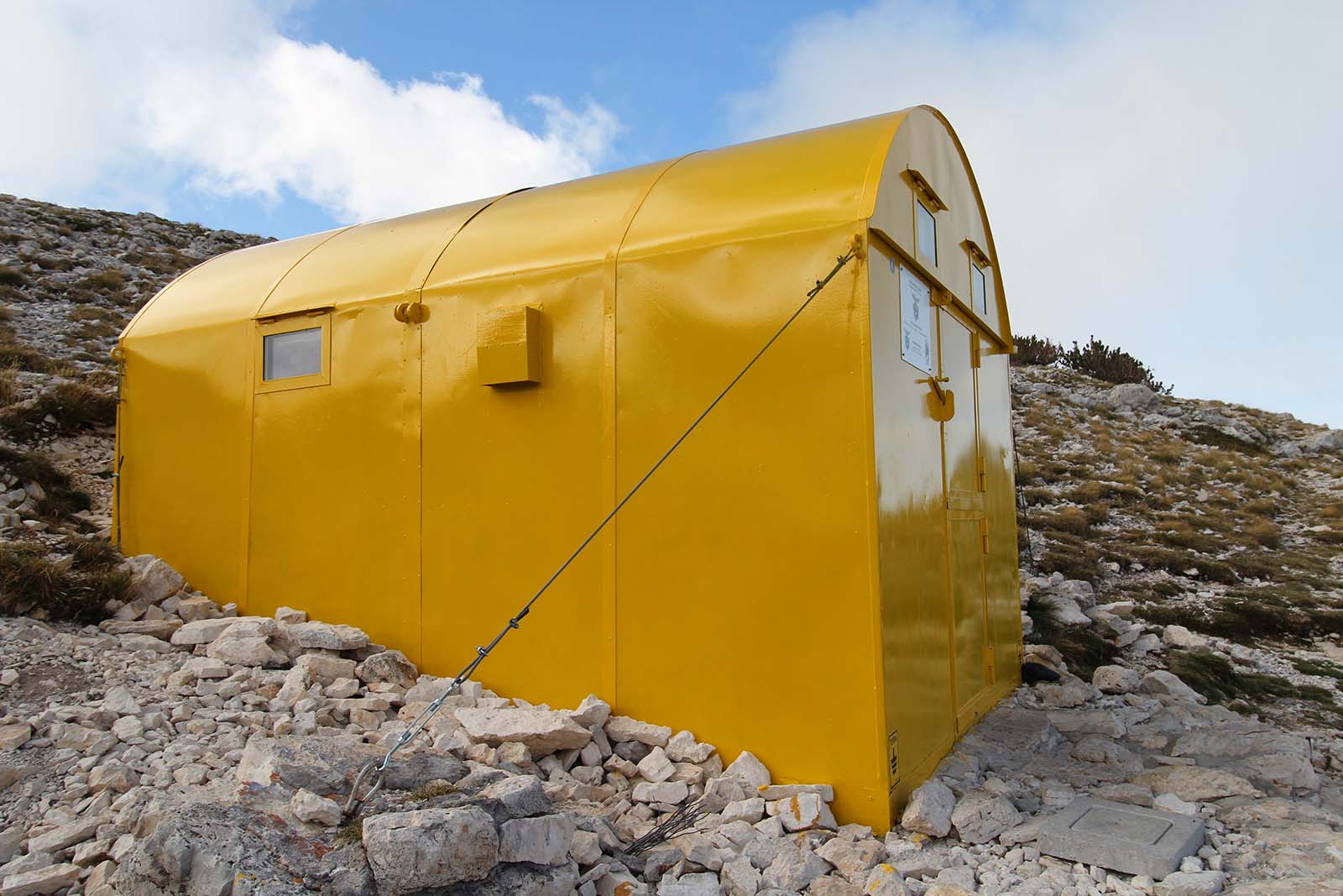 Il bivacco Fusco sul sentiero per arrivare al Monte Amaro nel Parco nazionale della Majella - blog di viaggi
