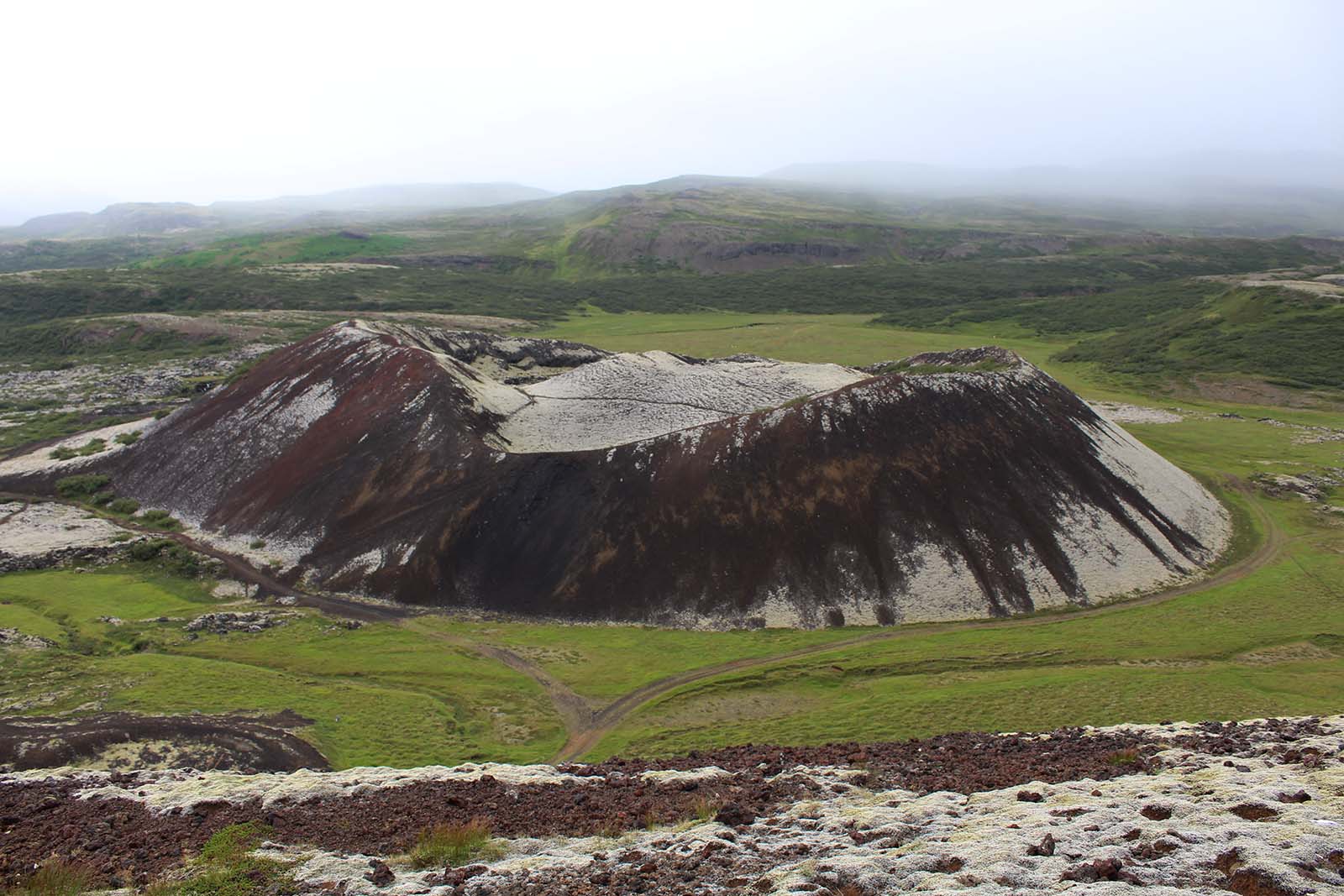 La visuale dal vulcano Grábrók verso il cratere gemello - blog di viaggi
