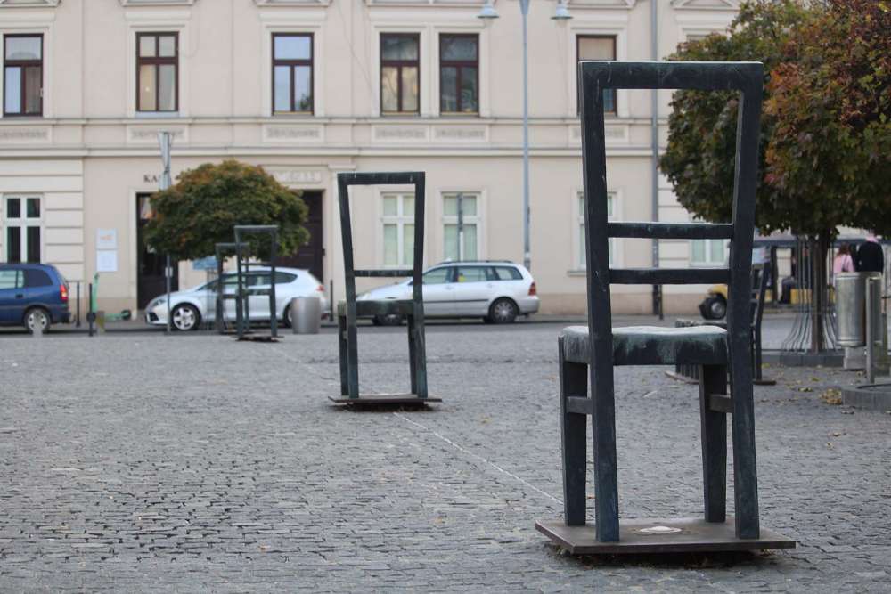 La piazza della memoria nel ghetto ebraico di Cracovia - blog di viaggi