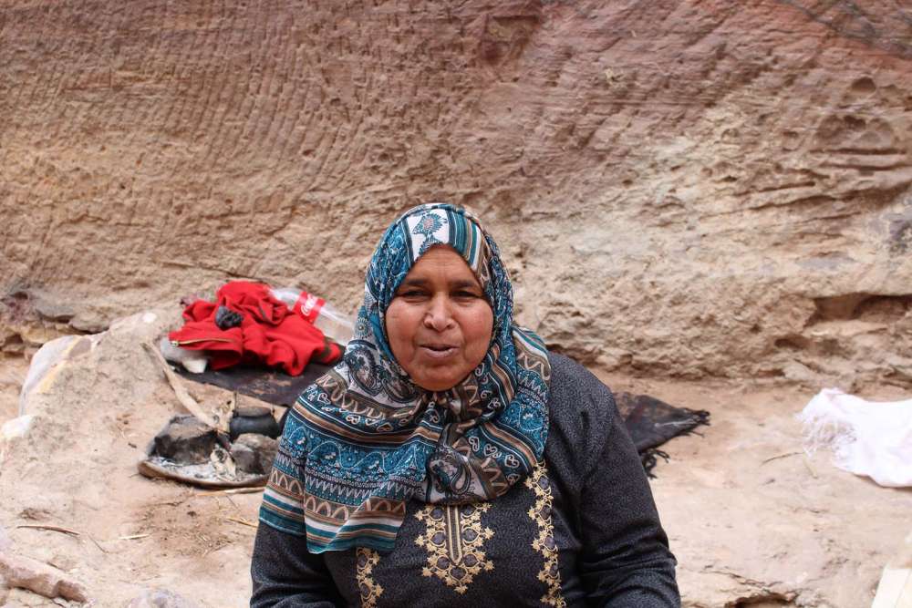 Anziana signora nel sito archeologico di Petra in Giordania - blog di viaggi