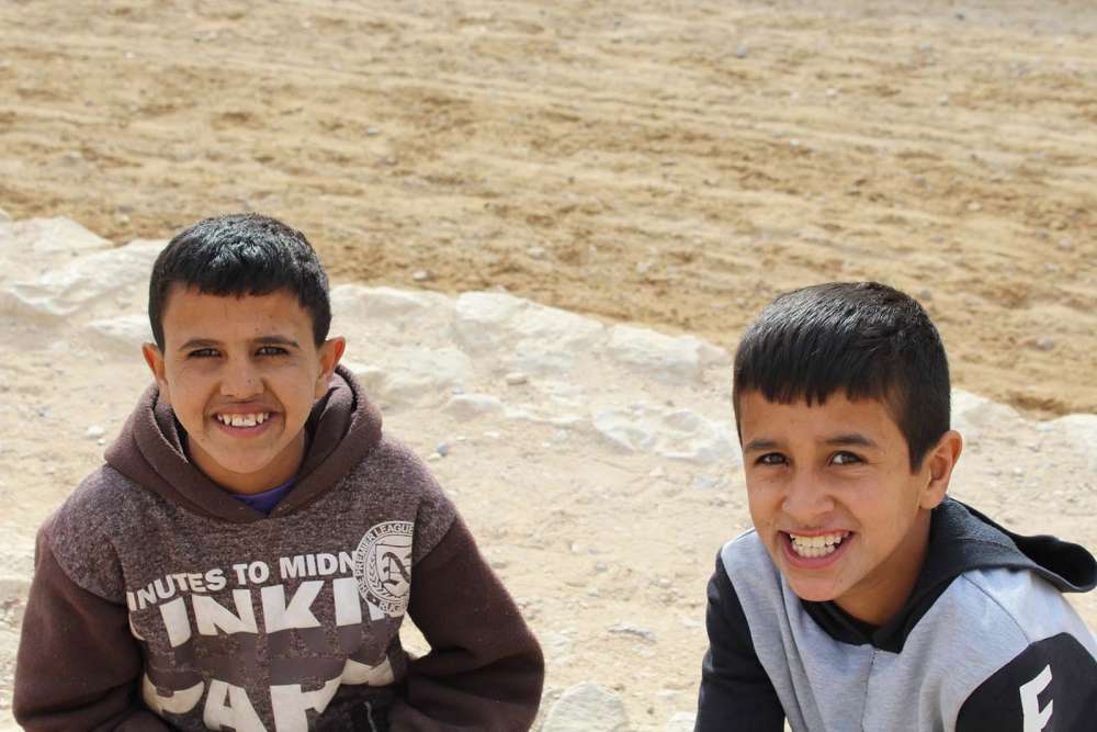 Sorrisi dei Bambini giordani nel sito archeologico di Petra - blog di viaggi
