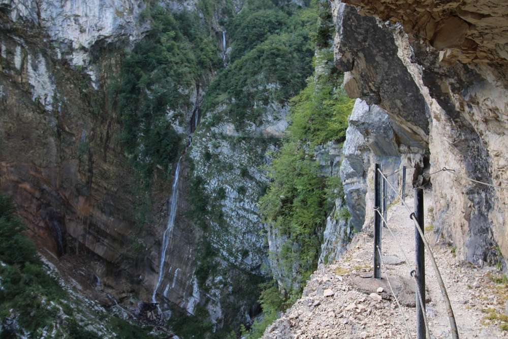 il sentiero scavato nella roccia per raggiungere i cunicoli di Vena Rossa in Abruzzo - blog di viaggi