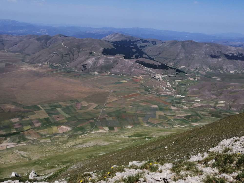 Vista della fioritura dalla cima del Redentore sui monti sibillini - blog di viaggi