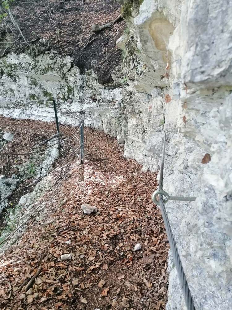 il percorso scavato nella roccia messo in sicurezza con funi in acciaio per arrivare alla cascata di vena rossa - blog di viaggi