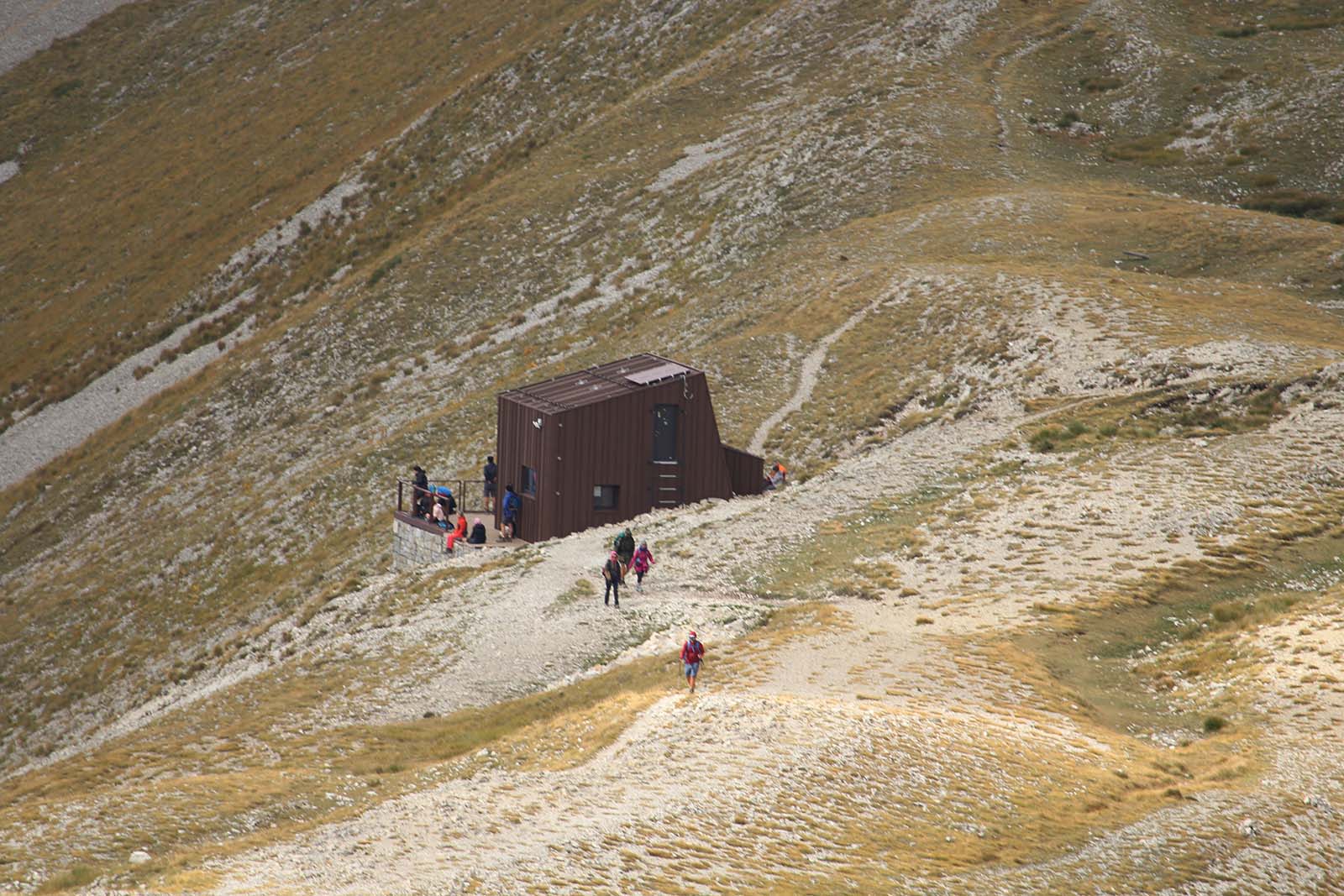Il rifugio Tito Zilioli visto dal Monte Vettore - blog di viaggi