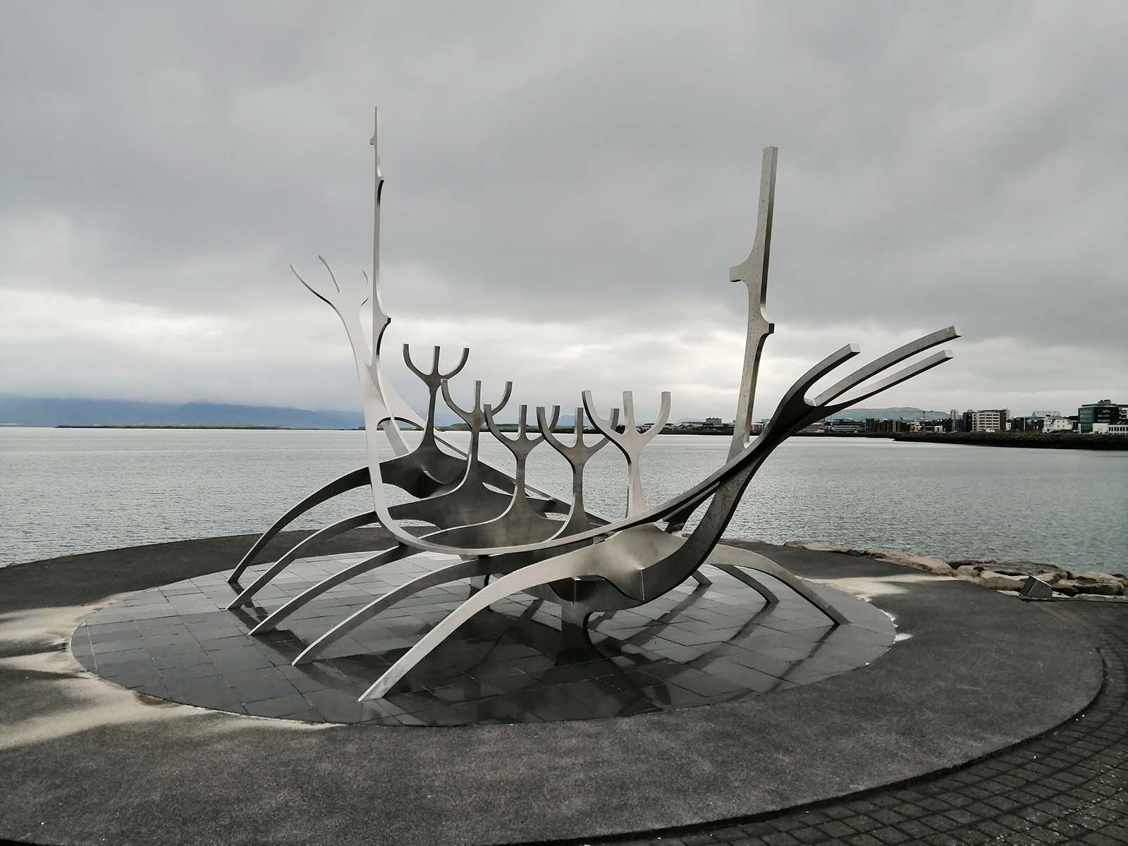 la statua Sun Voyager a Reykjavik passeggiando lungo il porto - blog di viaggi