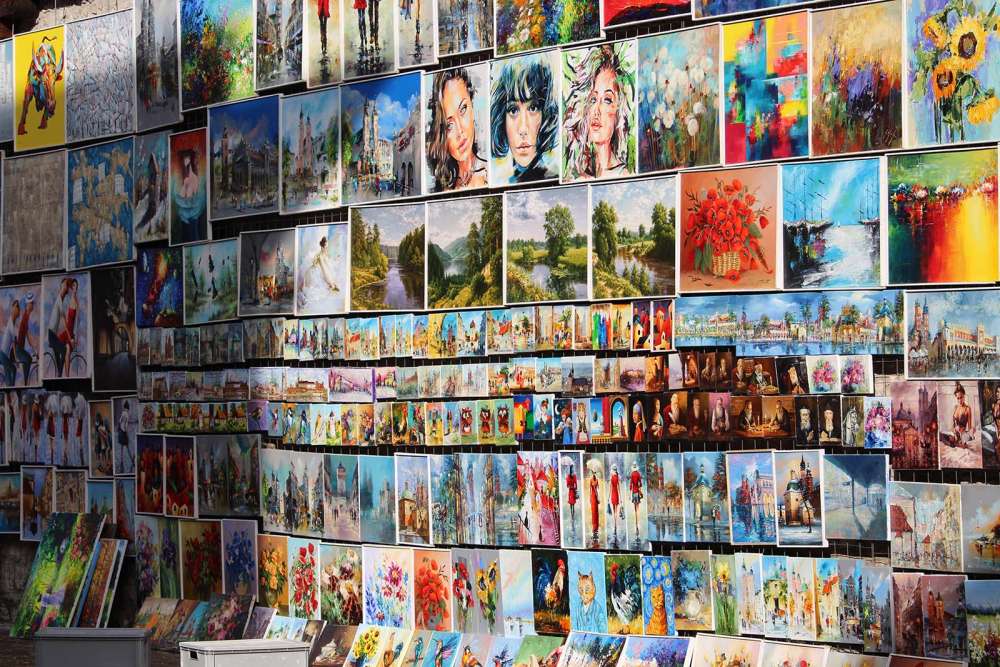 La mostra di artisti locali sul frammento di muro di porta Floriano a Cracovia - blog di viaggi 