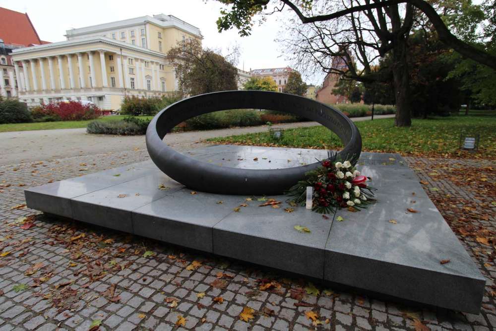 Cosa vedere a Breslavia in Polonia: memoriale sulla promenada Staromiejska - blog di viaggi