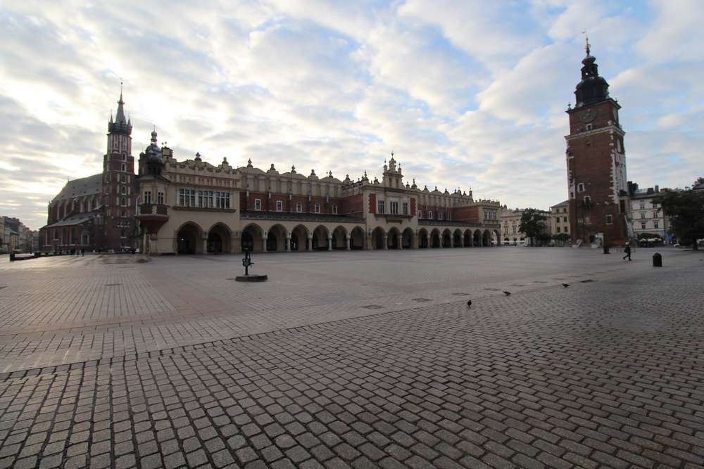 La piazza Rinek di Cracovia con vista sul palazzo del Tessuto - blog di viaggi