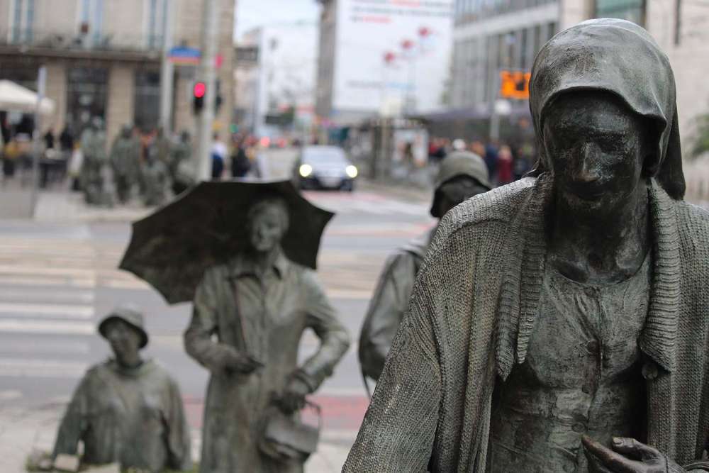 The passage, insieme di statue di bronzo installate lungo le strade di Breslavia - blog di viaggi