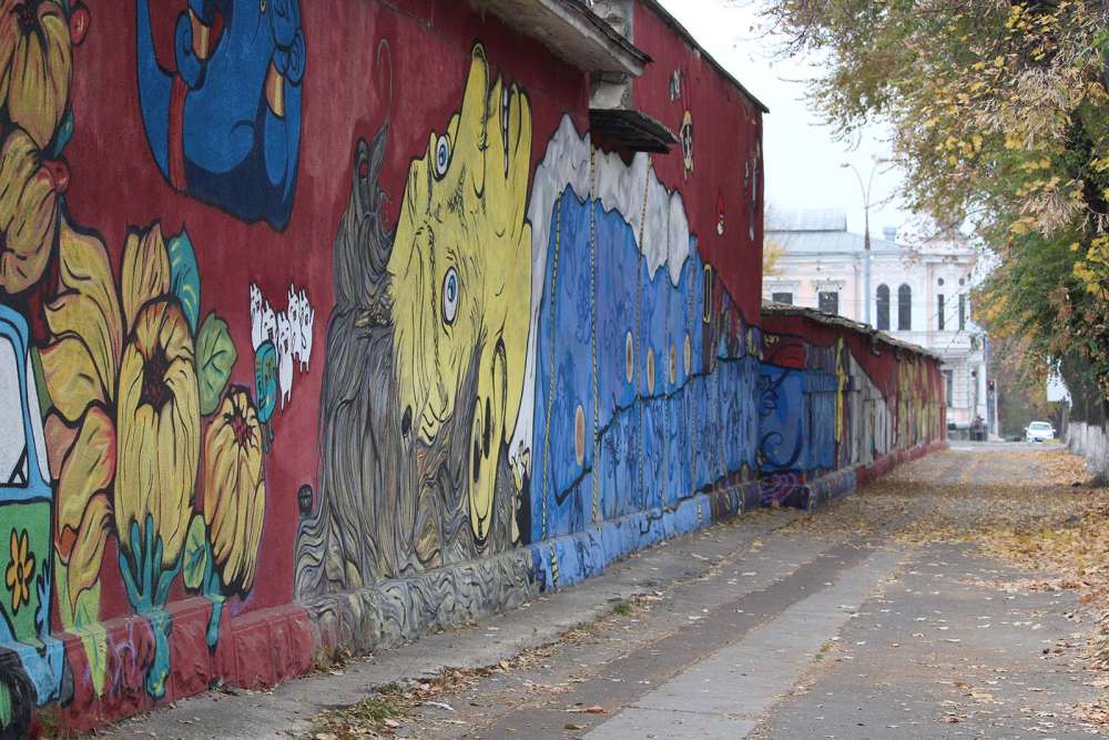 murales da vedere a Chisinau lungo il muro dello stadio della Dinamo - blog di viaggi