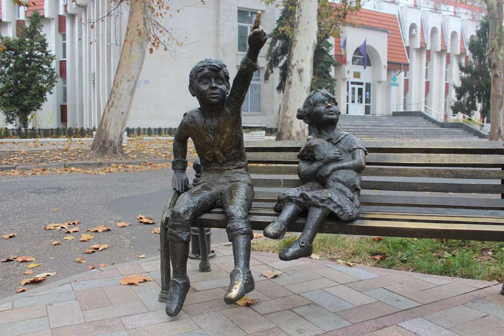 statua dei bambini seduti sulla panchina a Chisinau - blog di viaggi
