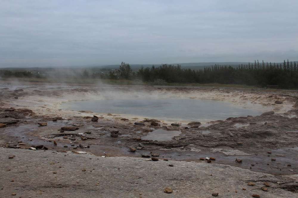 in attesa dell'eruzione del Geysir strokkur in Islanda - blog di viaggi