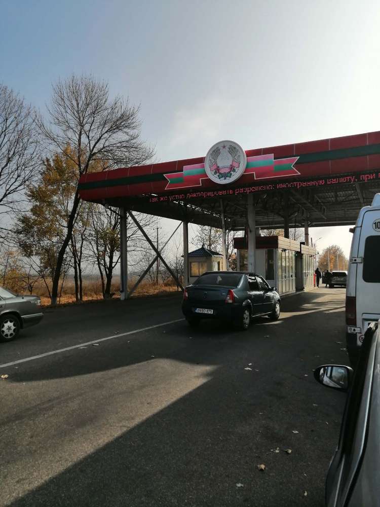 passaggio della frontiera tra la Moldavia e la Transistria al confine di Bendery - blog di viaggi