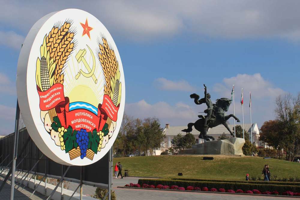 Piazza Suvorov con il simbolo della falce e martello a Tiraspol - blog di viaggi