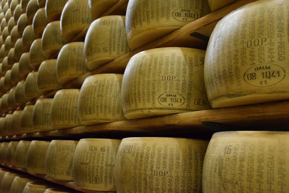 il parmigiano reggiano simbolo dell'italia del cibo e della qualità alimentare - blog di viaggi