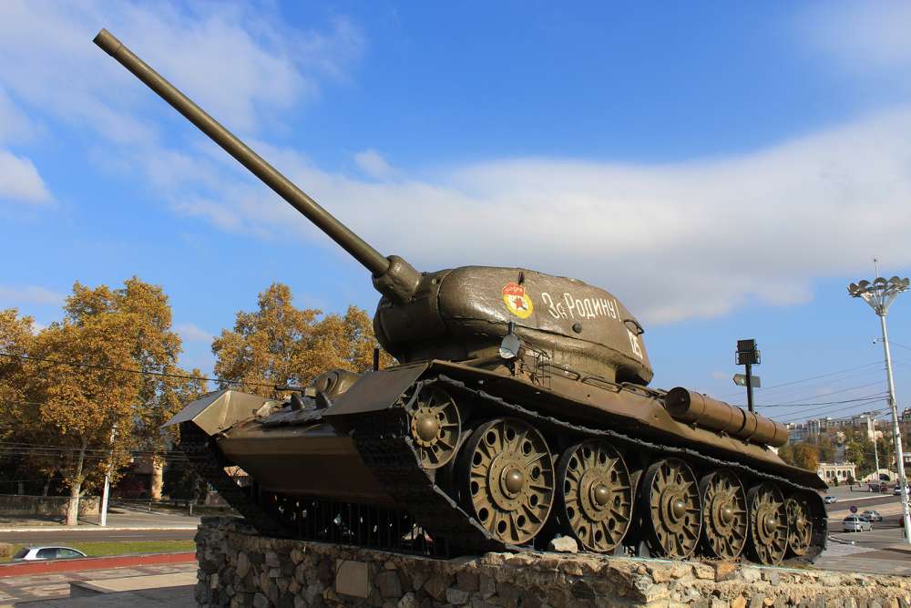 tank monument in Tiraspol, Transistria - blog di viaggi