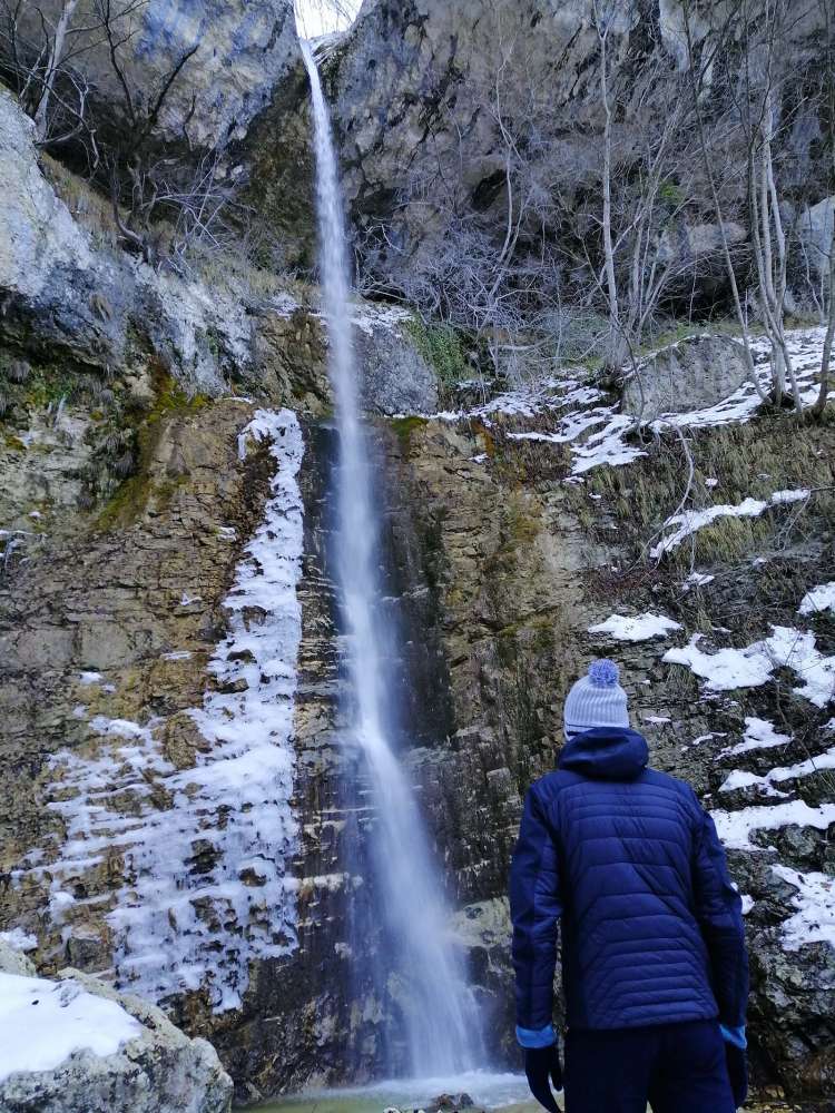 Fabio Sansone in esplorazione in Abruzzo alla cascata di San Giovanni - blog di viaggi
