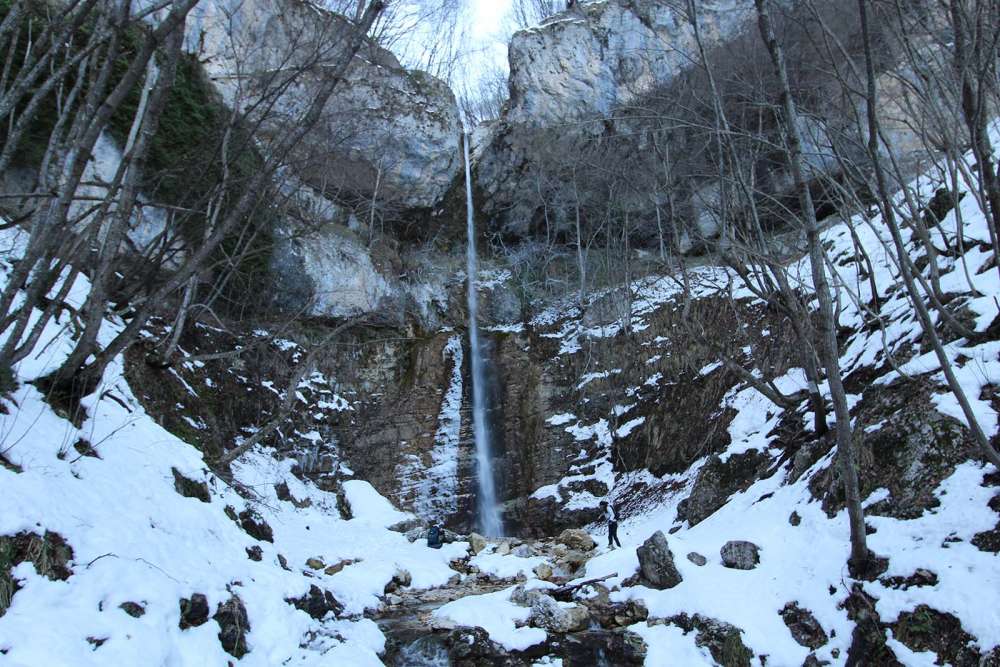 trekking per raggiungere la cascata di San Giovanni in inverno sotto la neve - blog di viaggi