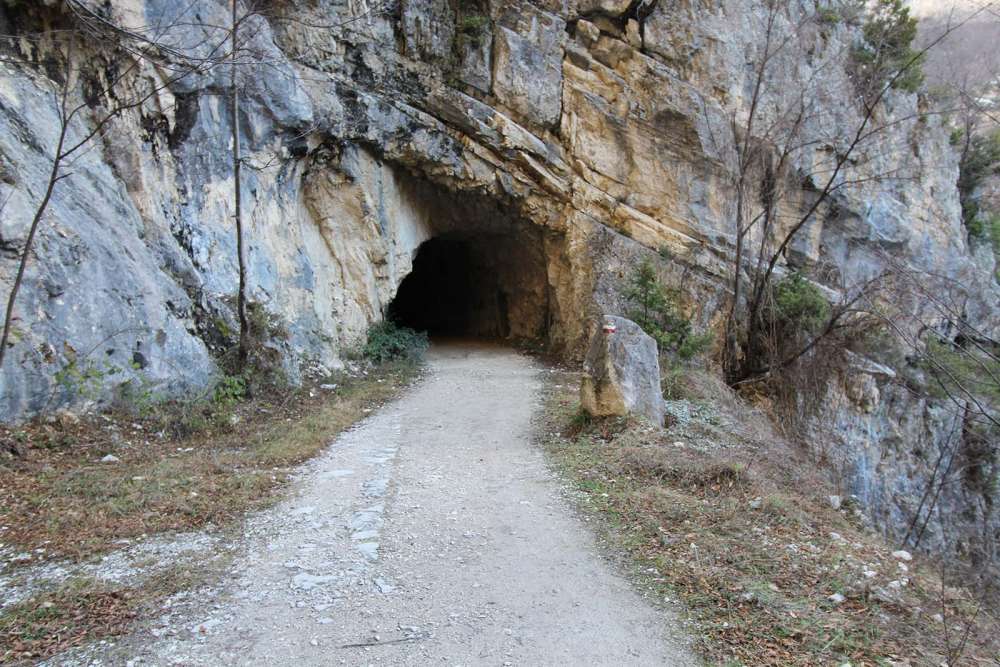 Le gallerie lungo il sentiero per raggiungere la cascata del Macarone della Pila - blog di viaggi