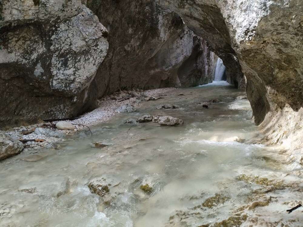 cascata nel canyon nelle sorgenti del Linaro - blog di viaggi