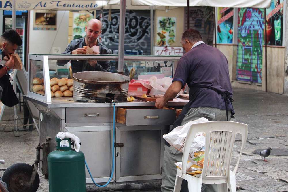 panino ca meusa nel mercato della Vucciria a Palermo - blog di viaggi