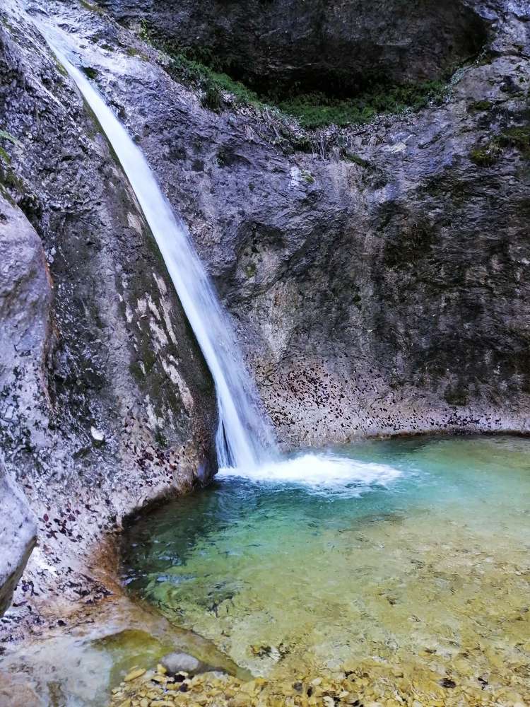Piscina naturale in Abruzzo: cascata del Macarone della Pila - blog di viaggi