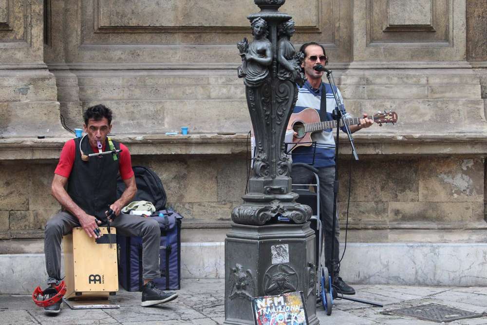 artisti di strada che suonano ai Quattro Canti - blog di viaggi