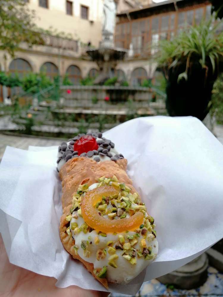 assaggiare il cannolo siciliano all'interno del Monastero di santa Caterina - blog di viaggi