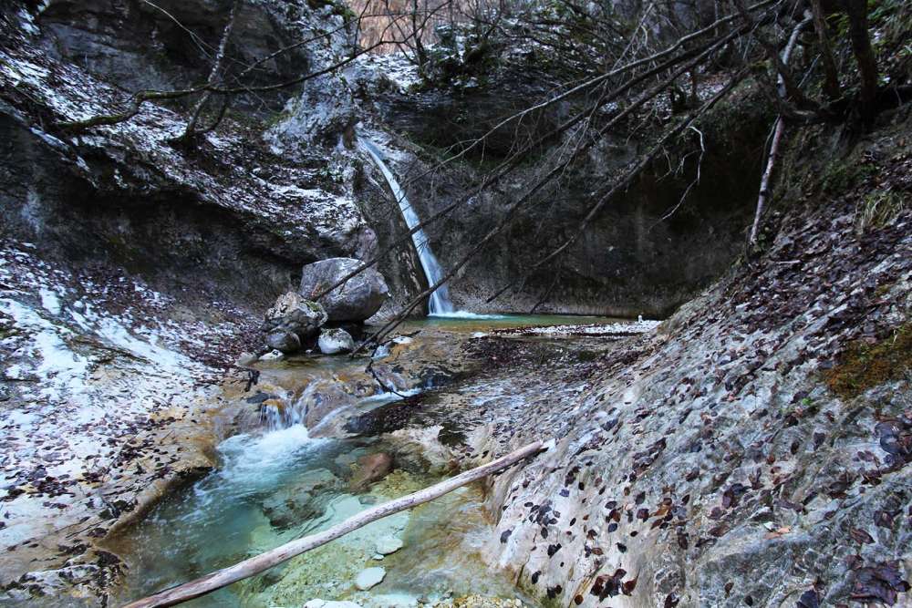 La splendida cascata del Macarone della Pila da visitare in Abruzzo - blog di viaggi