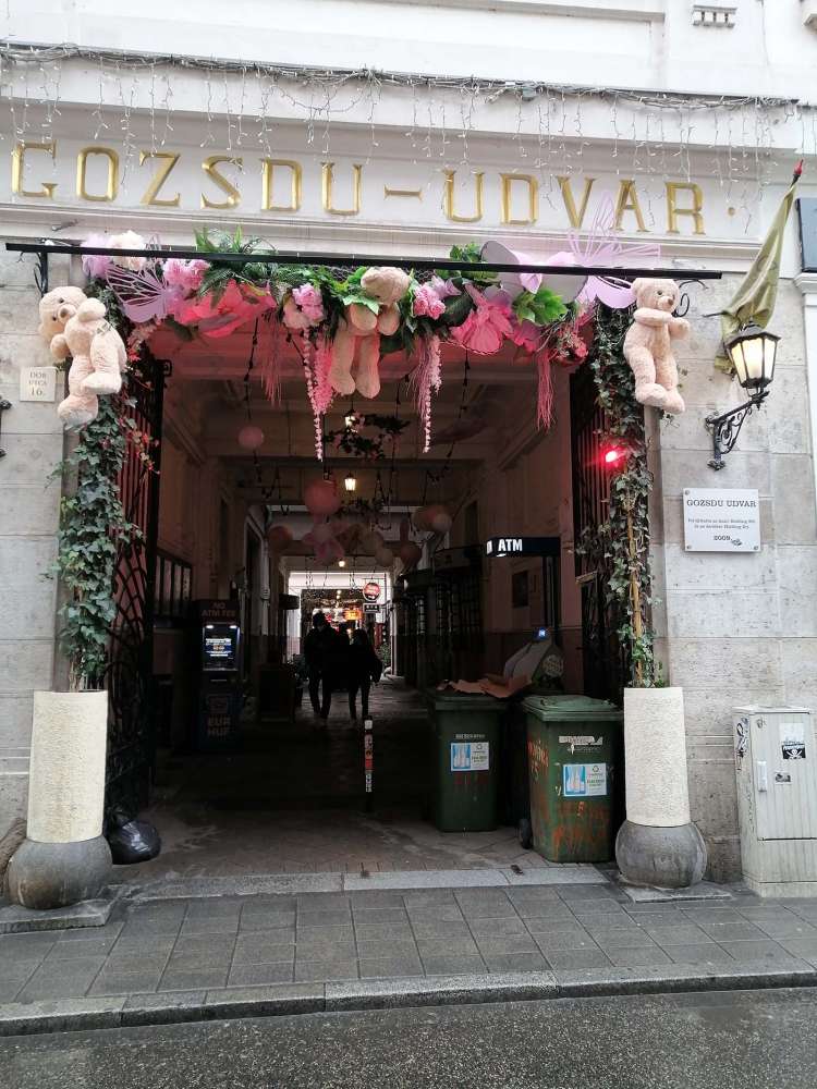 attraversare il Gdzsdu Udvar in pieno quartiere ebraico a Budapest - blog di viaggi