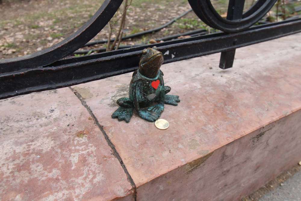 trovare le mini statue dell'artista Kolodko a Budapest - blog di viaggi
