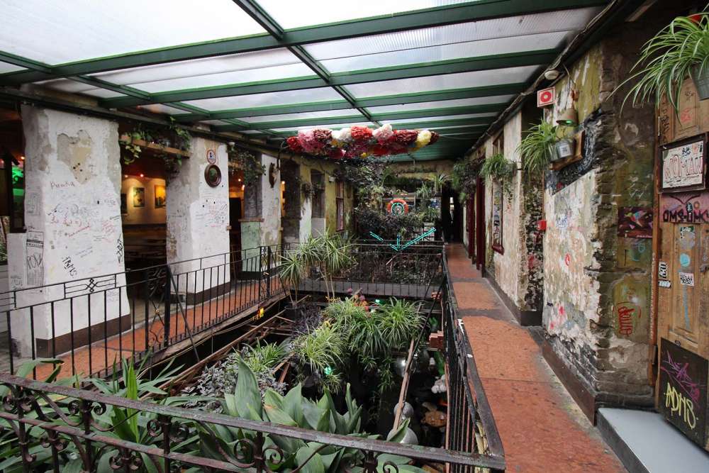 arredo di riciclo nel Szimpla Kert a Budapest - blog di viaggi