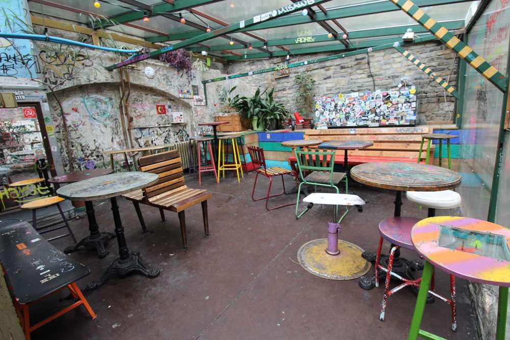 entrare in un pub in rovina a Budapest: Szimpla Kert - blog di viaggi