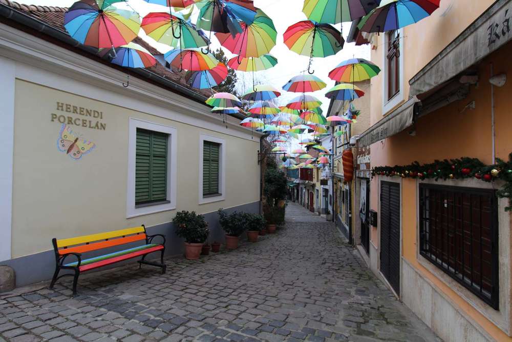 ombrelli colorati nel centro di Szentendre vicino Budapest - blog di viaggi