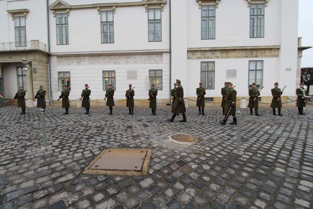 assistere al cambio della guardia a Palazzo Sandor sulla sponda di Buda - blog di viaggi