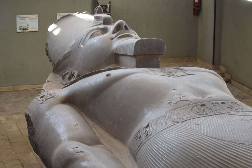 Il grande colosso sdraiato di Ramsess II a Menfi in Egitto - blog di viaggi