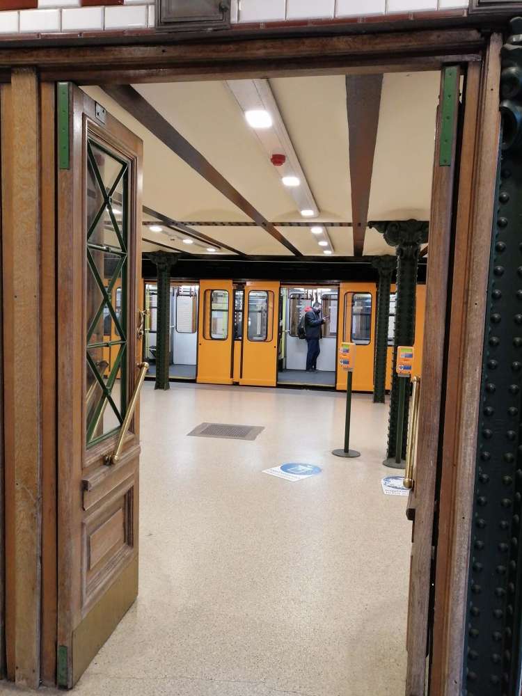 tour nella storica metro gialla di Budapest - blog di viaggi