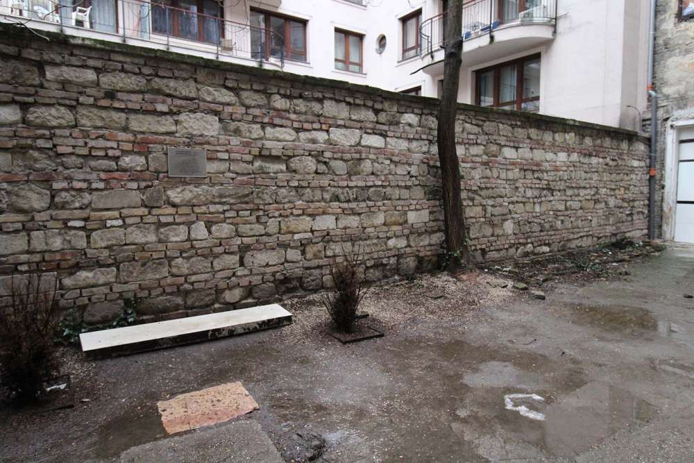 l'unico pezzo di muro ancora in piedi del ghetto ebraico di budapest - blog di viaggi