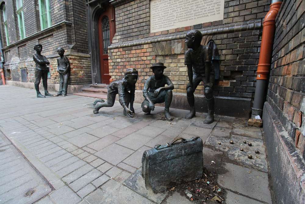statua dei ragazzi di via Pal a Budapest - blog di viaggi