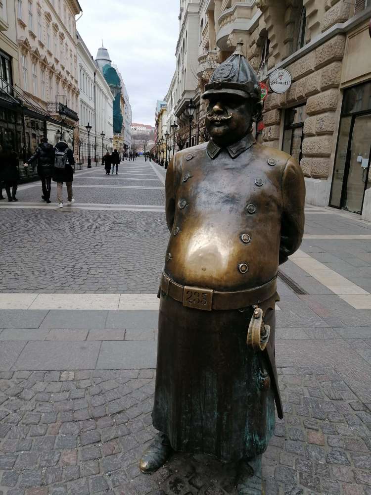 legenda della statua a Budapest con la pancia da toccare - blog di viaggi