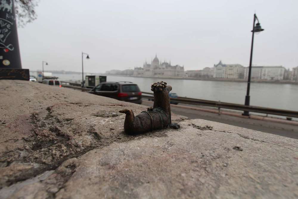 mini statua sulla sponda di Buda - blog di viaggi