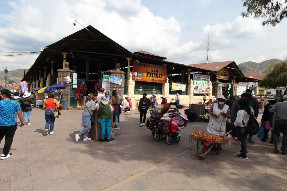 il caotico mercado di San pedro a Cusco in Perù - blog di viaggi
