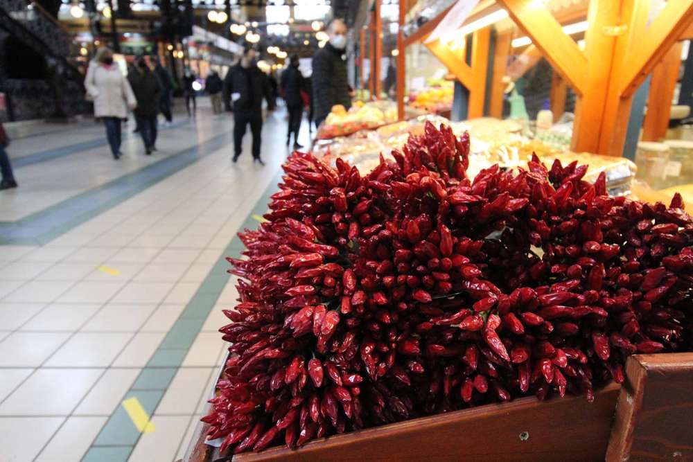 vendita della paprika nel mercato Nagy Vásárcsarnok di Budapest - blog di viaggi