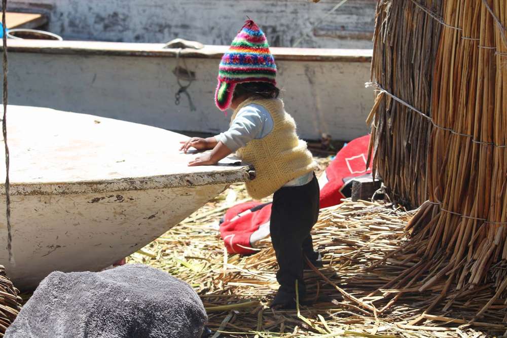 bambino peruviano sull'isola Uros sul lago Titicaca - blog di viaggi