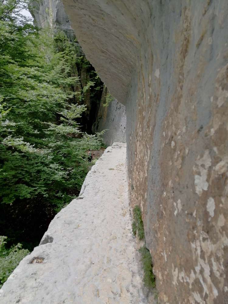 il tratto da percorrere per raggiungere la grotta dell'eremo di san giovanni all'Orfento in abruzzo - blog di viaggi