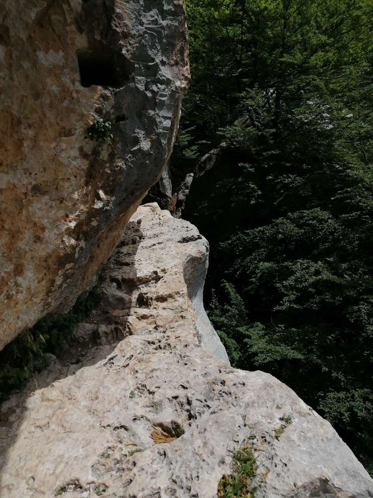 L'eremo in Abruzzo che si raggiunge soltanto strisciando sulla roccia - blog di viaggi