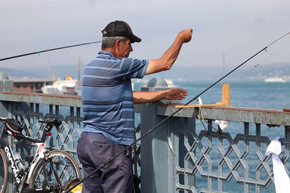pescatori sul ponte Galata ad Istanbul - blog di viaggi