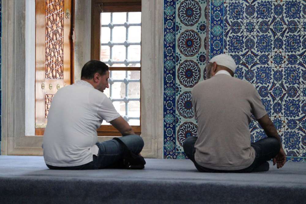 uomini turchi pregano nella moschea Rustem Pascia ad Istanbul - blog di viaggi